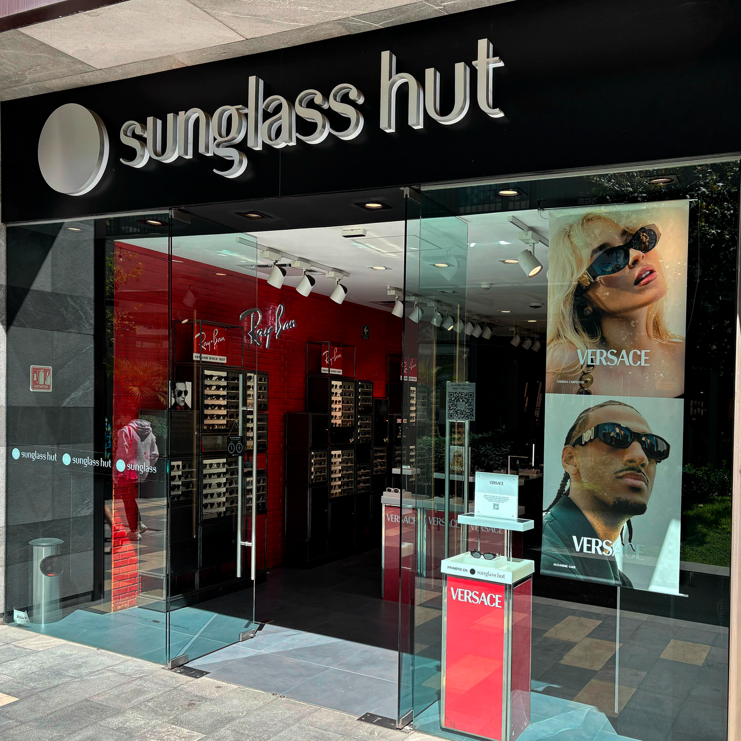 SUNGLASS HUT